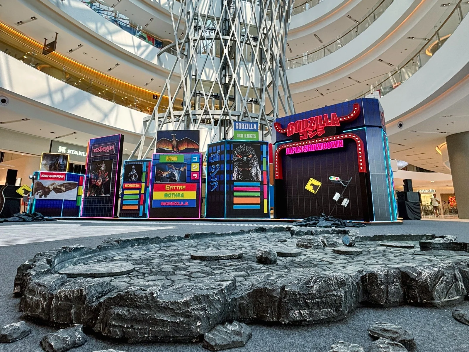 Menjelajah dan Berpetualang Bersama Godzilla Japan Showdown - K Mall